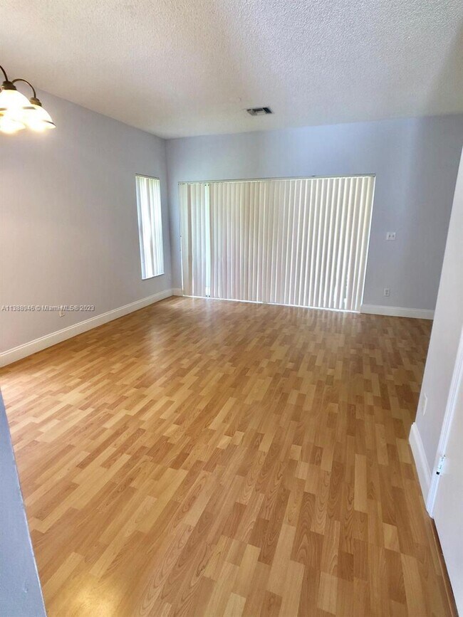 Foto del edificio - 12218 S W 8th Ct