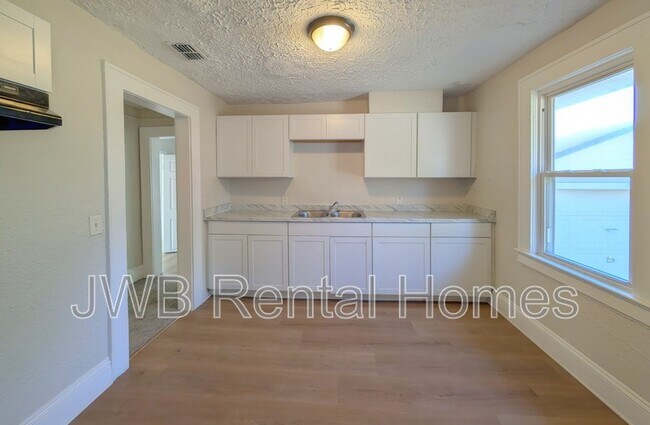 Foto del edificio - 1730 Rowe Ave