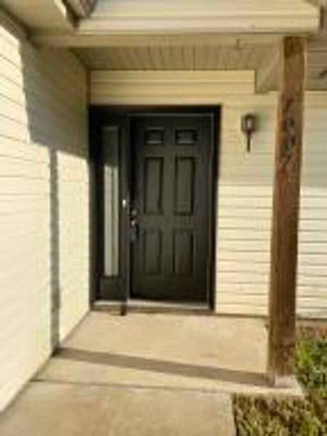 Building Photo - Single-Family Home in Merriam Woods