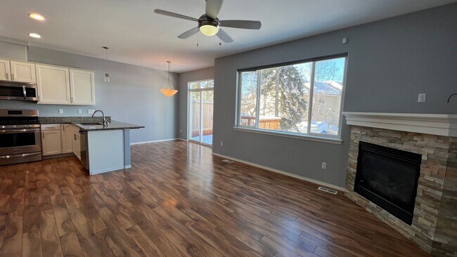 Building Photo - 4 Bed / 2.5 Bath Townhouse with Fenced Yar...