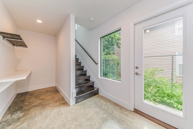 Building Photo - FOR RENT in LAFAYETTE!