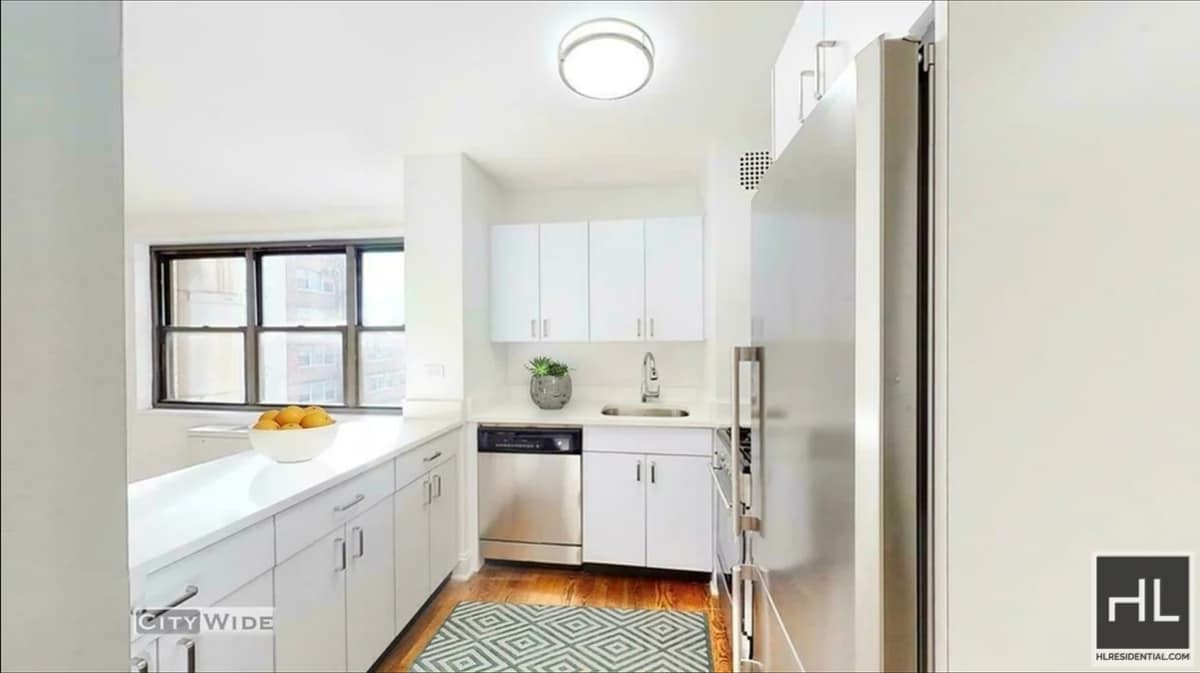 Building Photo - 5 AVENUE