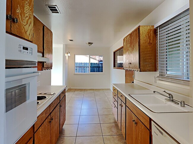 Building Photo - 8116 Butternut Dr