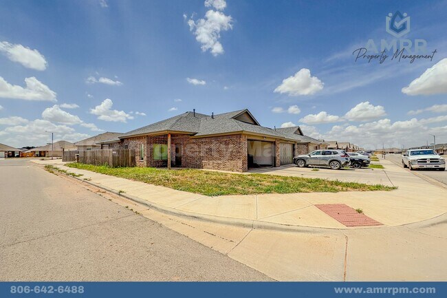 Foto del edificio - Rare CORNER Lot 3 Bedroom Townhome