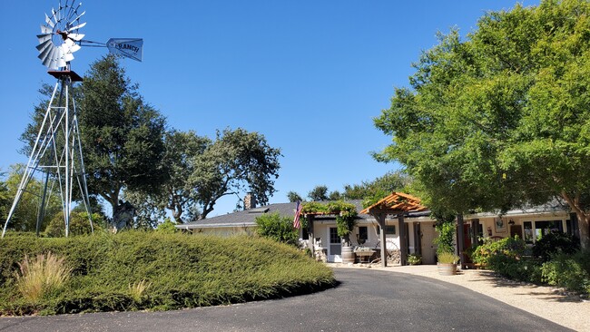 Foto del edificio - 910 Canyon Ridge Rd