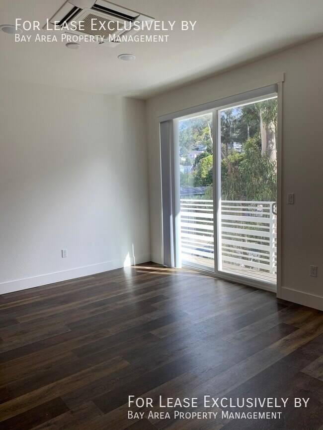 Building Photo - Modern 2 BR/2 BA Top-floor Unit, blocks fr...