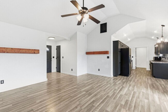 Foto del edificio - 3 Bedroom | 2 Bathroom | 2 Car Garage | Springfield MO | Fenced Back Yard!