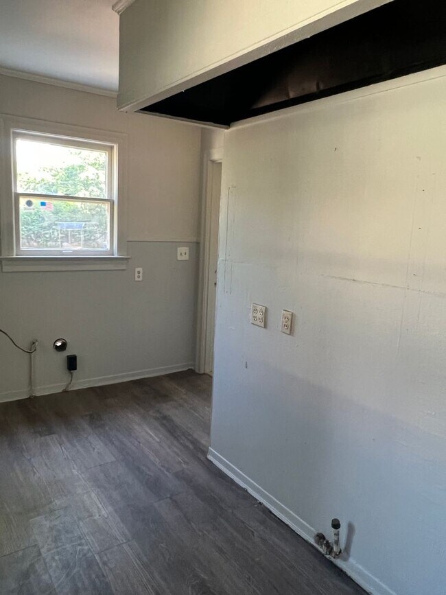 Building Photo - 2 Bedroom 1 Bath