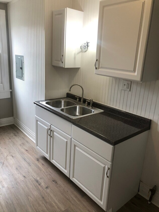 Kitchen - 346 Parkdale Ave