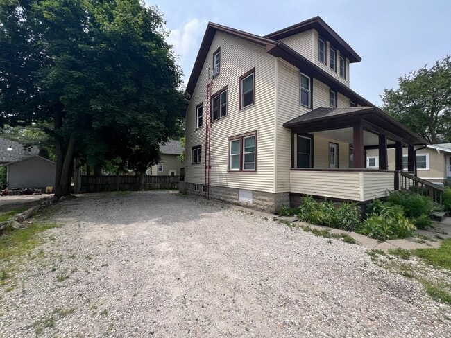 Building Photo - Over 2,000sf and 8 Bedrooms