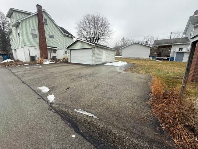 Building Photo - 405 Hillis St