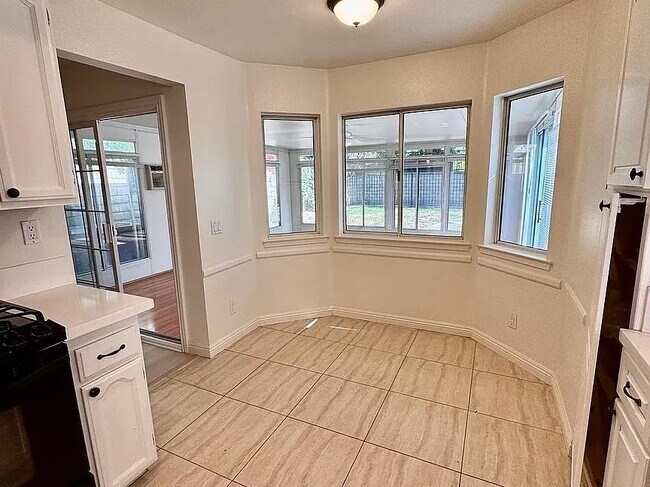 Foto del edificio - 5328 Natasha Ct