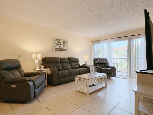 Foto del edificio - 9055 Wiles Rd