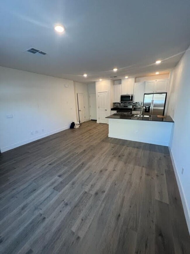 Foto del edificio - Brand new condo, in convenient location, r...