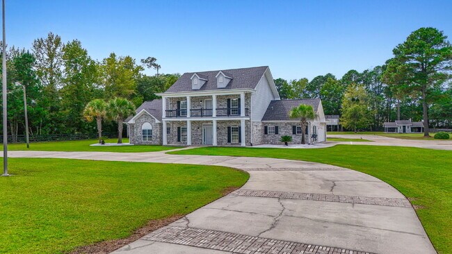 Building Photo - Peaceful and Luxury Living on 3+ Acres