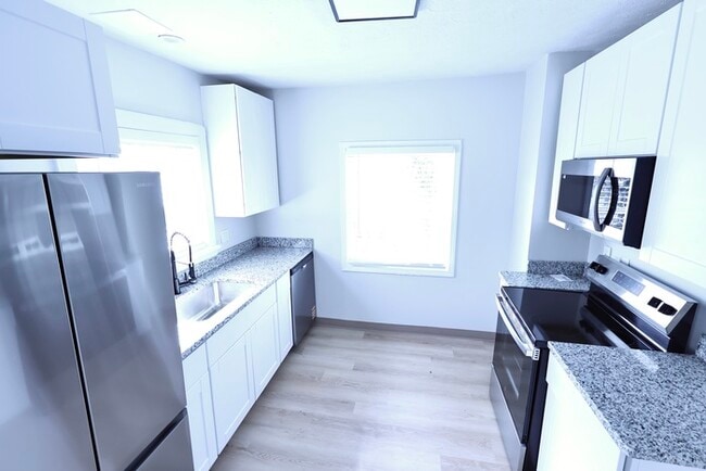 Building Photo - 1490 Hillside Terrace