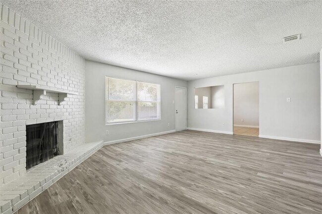 Building Photo - 1800 Cameo Dr