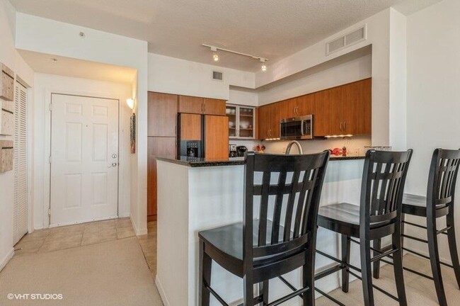 Building Photo - 806 E Windward Way