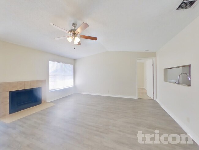 Foto del edificio - 10526 Kinderhook Dr