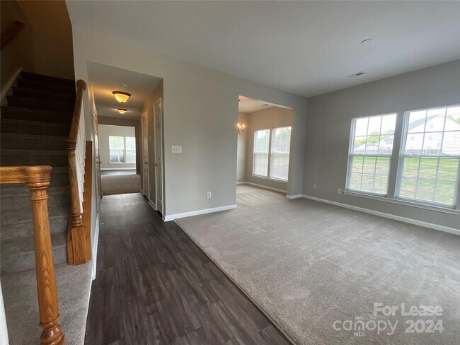 Building Photo - 4959 Sunburst Ln