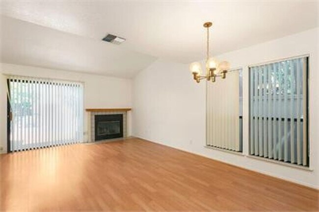 Foto del edificio - Great 2 bedroom, 1.5 bath in South Davis for September move in!
