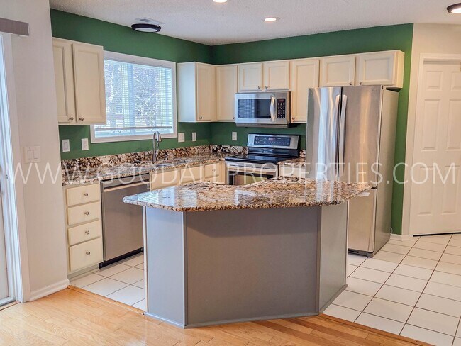 Building Photo - 2 Bedroom Townhome in Gated Community in West Des Moines