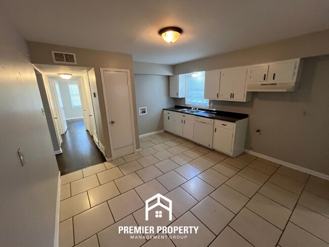 Building Photo - Spacious 4BR/2BA Home in Whitehaven | Hardwood Floors & 2-Car Garage