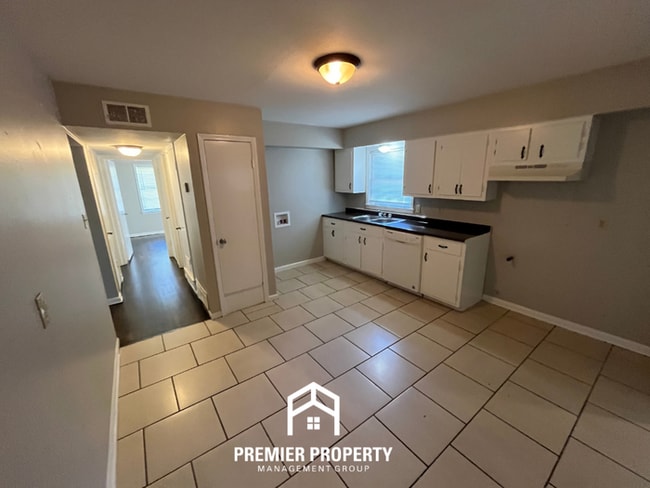 Foto del edificio - Spacious 4BR/2BA Home in Whitehaven | Hardwood Floors & 2-Car Garage