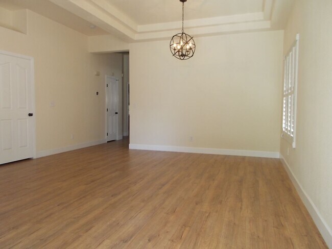 Foto del edificio - Charming Home in Gated Melrose Park Estates with Dual Fireplaces & Covered Patio