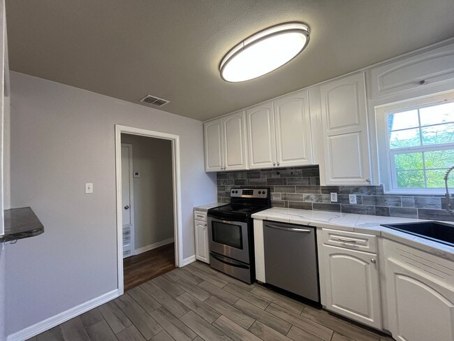 Building Photo - UPDATED CENTRAL CITY HOME