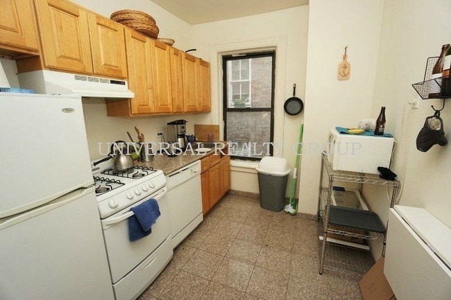 Building Photo - 244 E 21st St