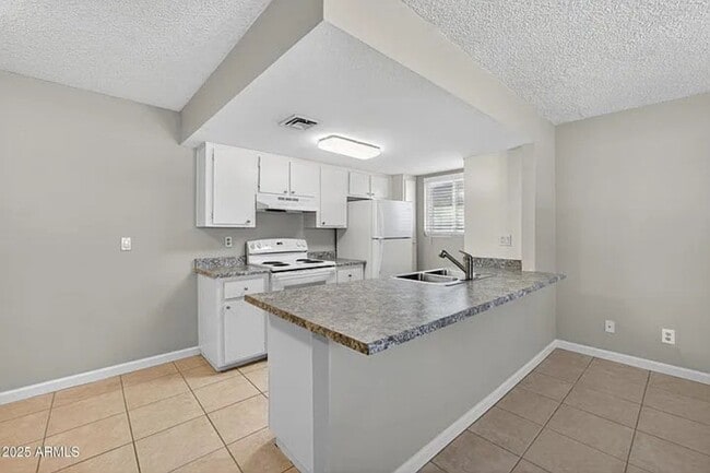 Building Photo - 860 E Brown Rd