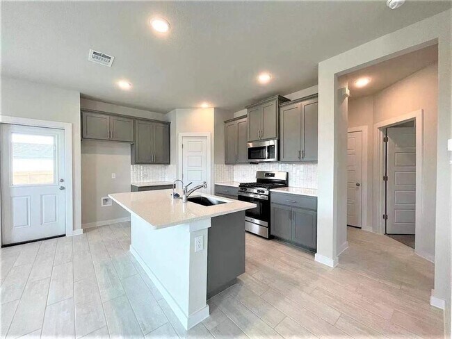Foto del edificio - 604 Bridle Creek Dr