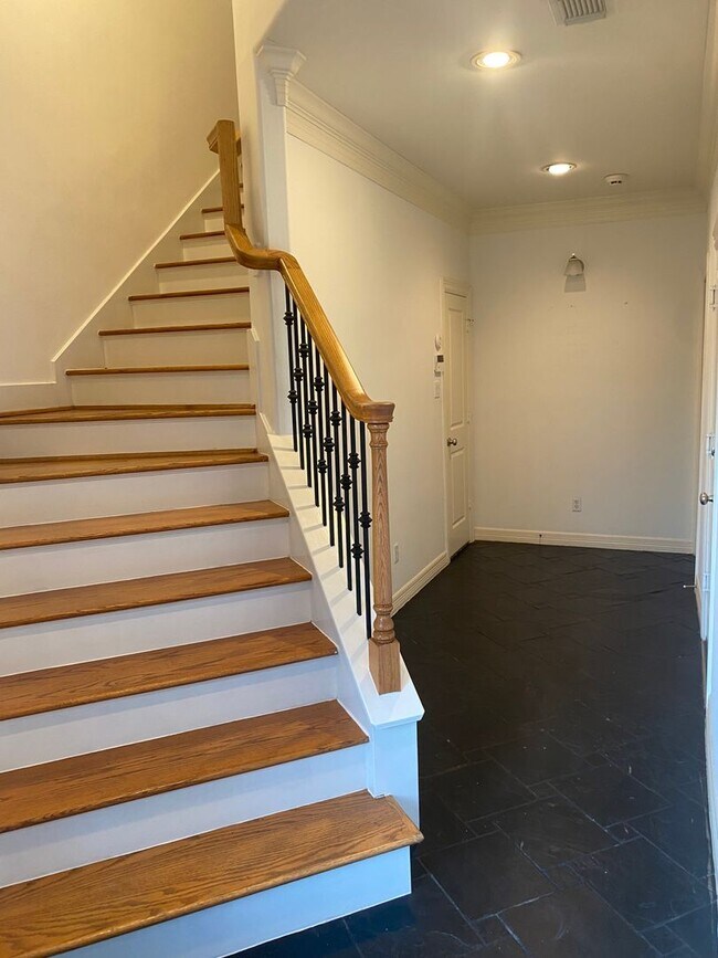 Building Photo - Midtown Beauty