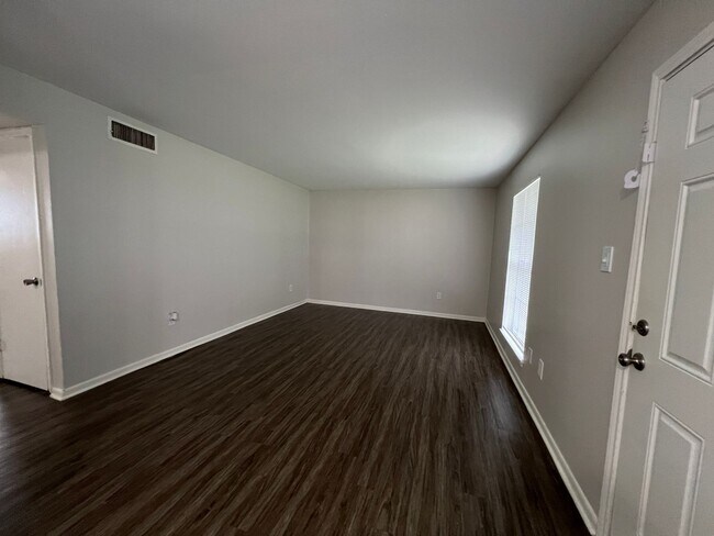 Building Photo - CED21BS