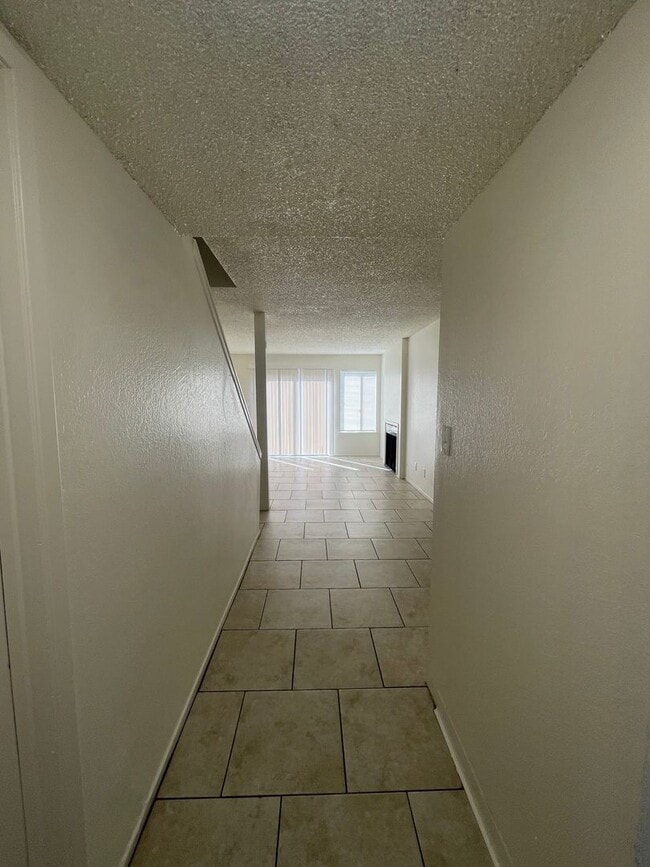 Building Photo - 1221 N Peach Ave