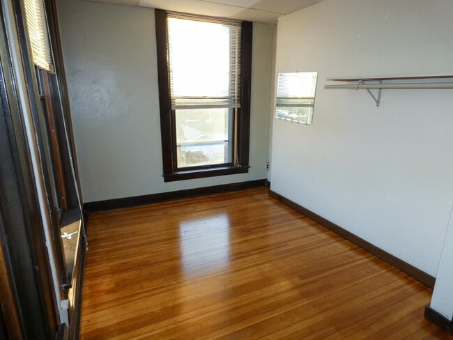 Building Photo - 15 E Main St