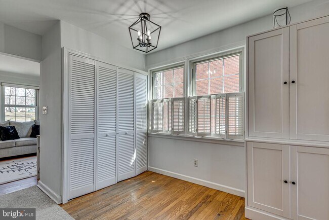 Foto del edificio - 10837 Warwick Ave