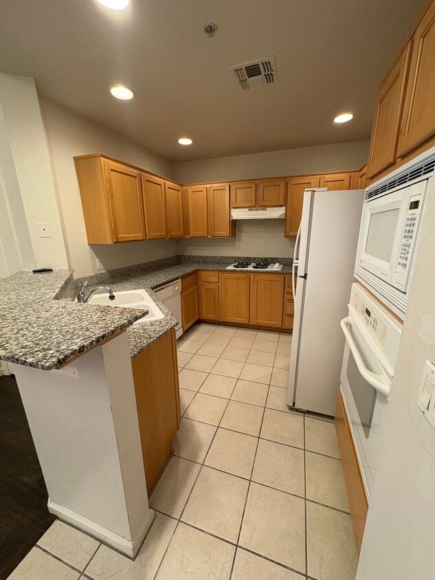 Primary Photo - Amazing unfurnished 2 bedroom condo at Par...