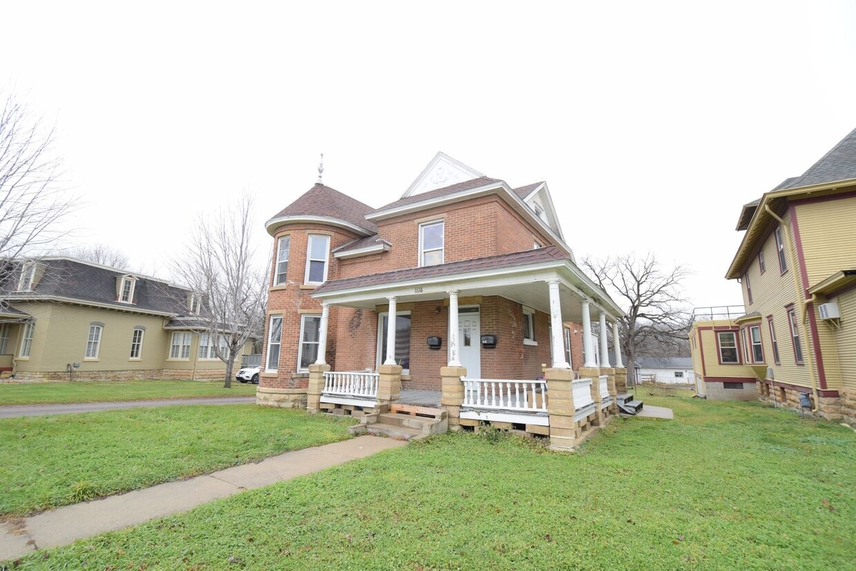 1616 S Riverfront Dr Unit 2, Mankato, MN 56001 Room for Rent in