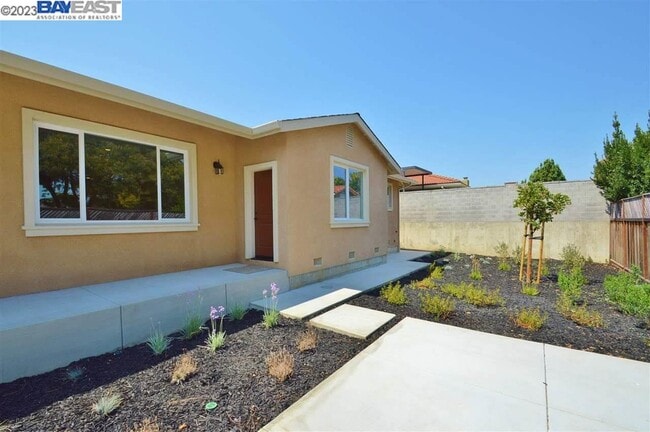Building Photo - 3620 Vineyard Ave