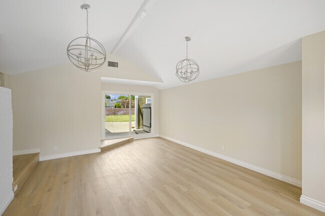 Foto del edificio - 1421 N Screenland Dr