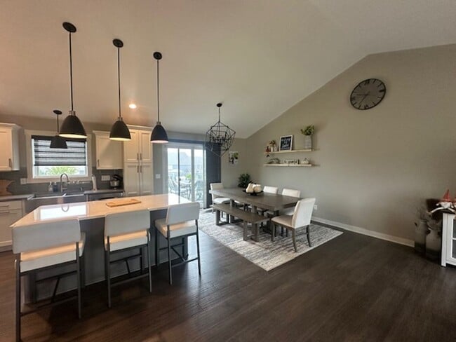 Foto del edificio - 5 bedrooms 3 bathrooms and a 3-car garage