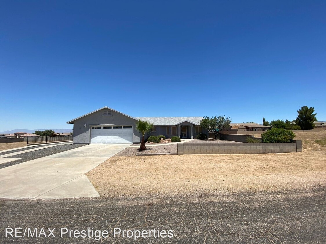 3 br, 2 bath House 7787 E Larkspur Drive House Rental in Kingman