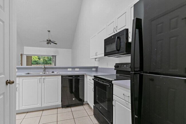 Foto del edificio - Beautifully Updated 2 Bedroom 2 Bath Condo...