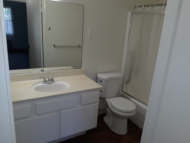 Cuarto de baño. - Carson Gardens -Affordable Senior Housing 62+