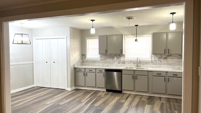 Foto del edificio - Newly Rehabbed 4bedroom 2 bath Home in Mem...