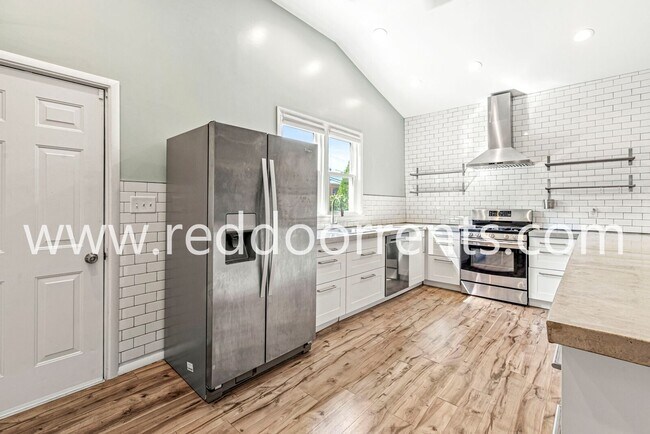 Foto del edificio - Inviting Fountain Square Home with Charact...