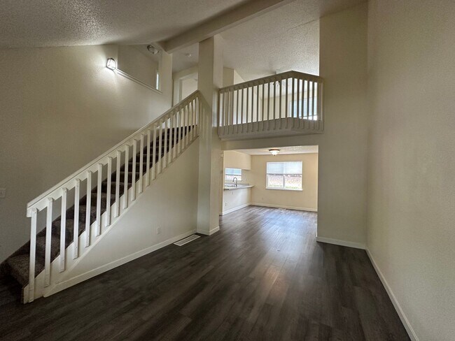 Building Photo - Updated 2 Bedroom w/ a Loft, 2 story