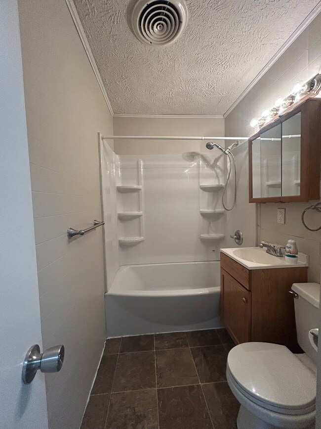 Building Photo - 2 Bedroom House-Available Now!